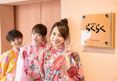 写真:看板を指差す女性