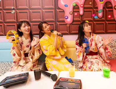 写真:浴衣で旅行を楽しむ女性3人