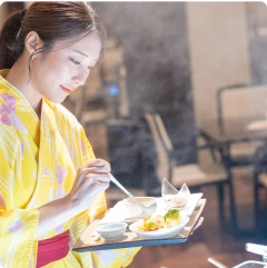 写真:ビリヤードを楽しむ様子