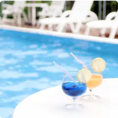 写真:プールサイドのドリンク