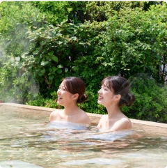 写真:食事をする女性