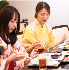 写真:ポーズをとる女性