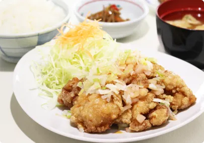 写真:岩下の新生姜を使った油淋鶏定食