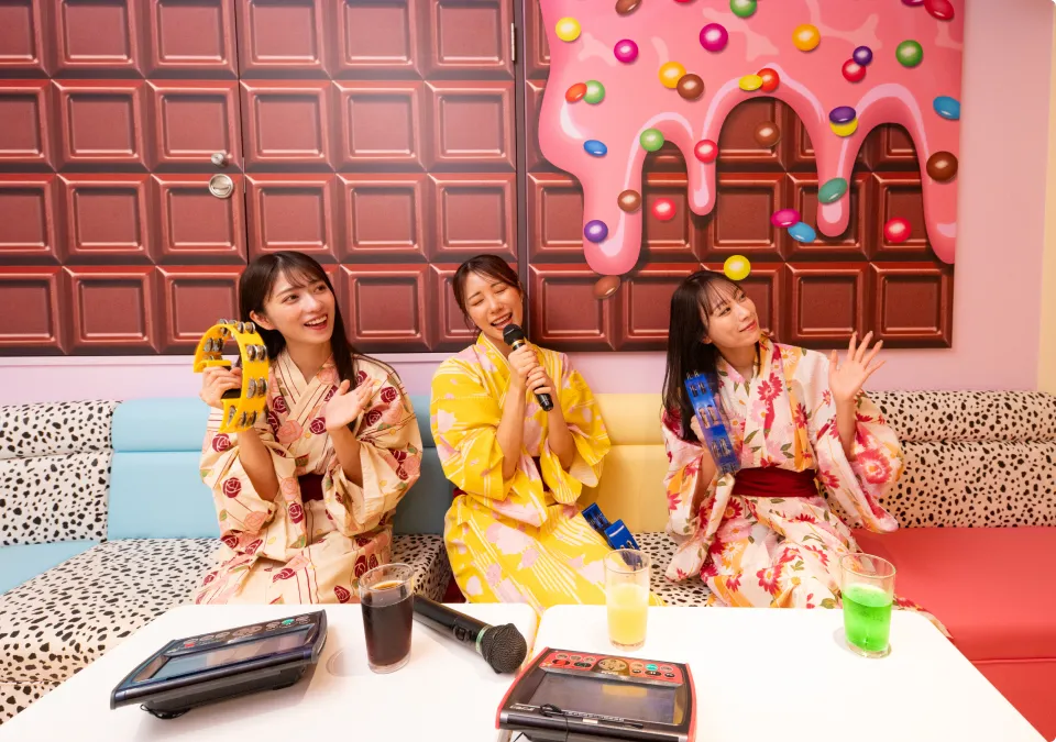 写真:カラオケを楽しむ女性