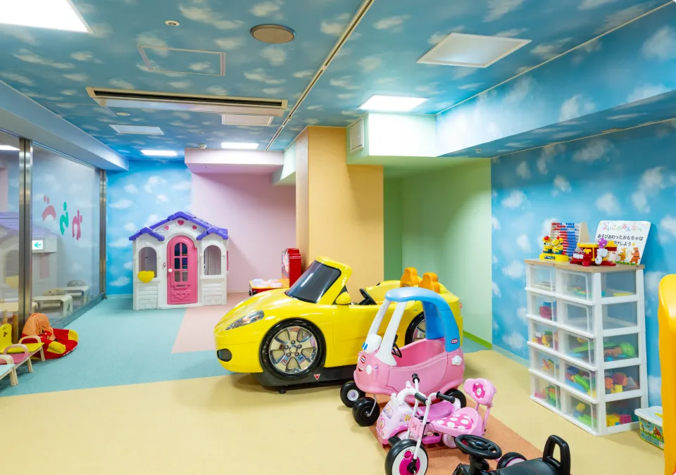 写真:ビリヤードを楽しむ女性