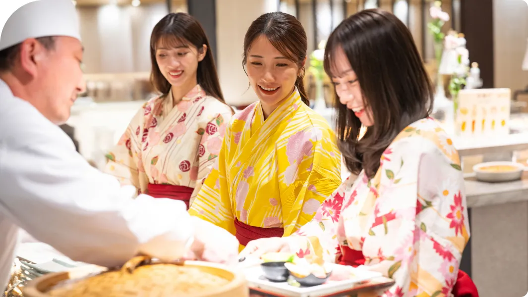 写真:ブッフェを楽しむ女性達