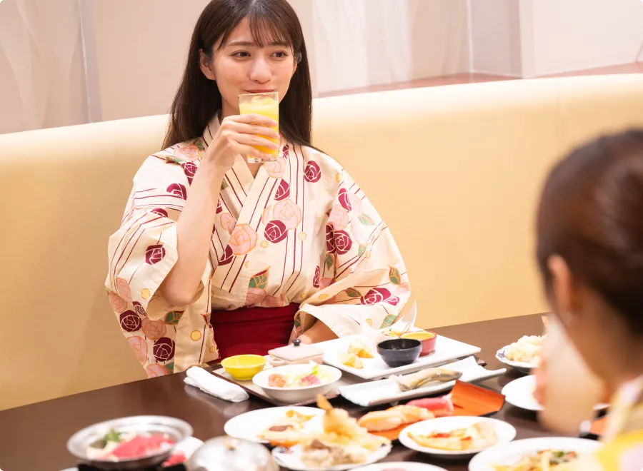 写真:ブッフェを楽しむ女性達