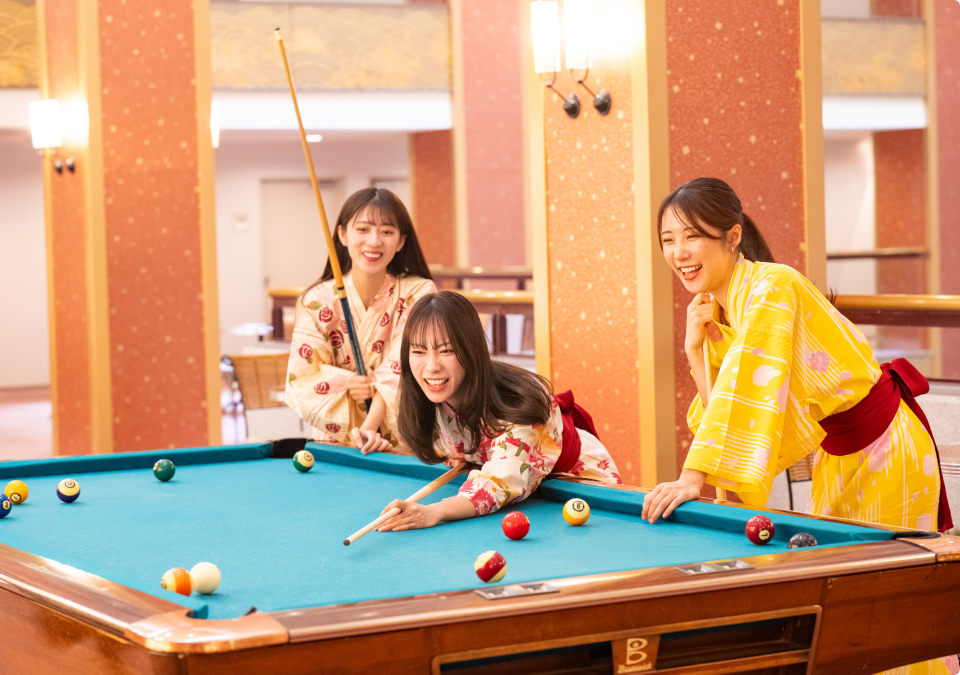 写真:ビリヤードを楽しむ女性達