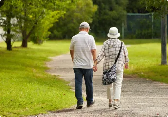 写真:手を繋いで歩く夫婦