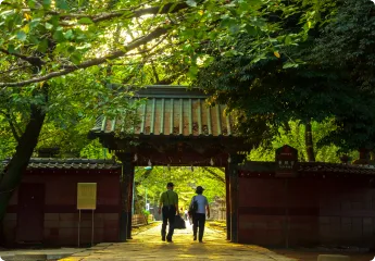 写真:門をくぐる夫婦